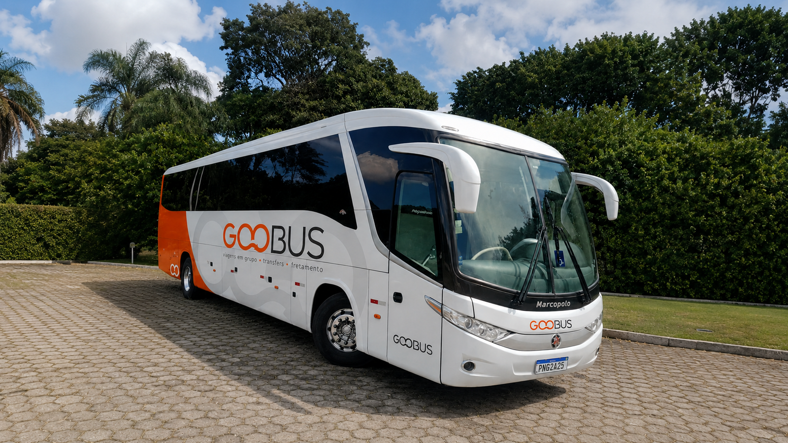 Ônibus GOOBUS com nova identidade visual em área de embarque
